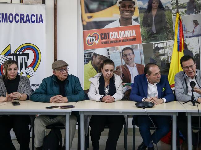 El ministro de Trabajo, Antonio Sanguino, y los l[ideres de las centrales sindicales, CUT, CGT, CTC y las confederaciones de pensionados CDP y CPC.