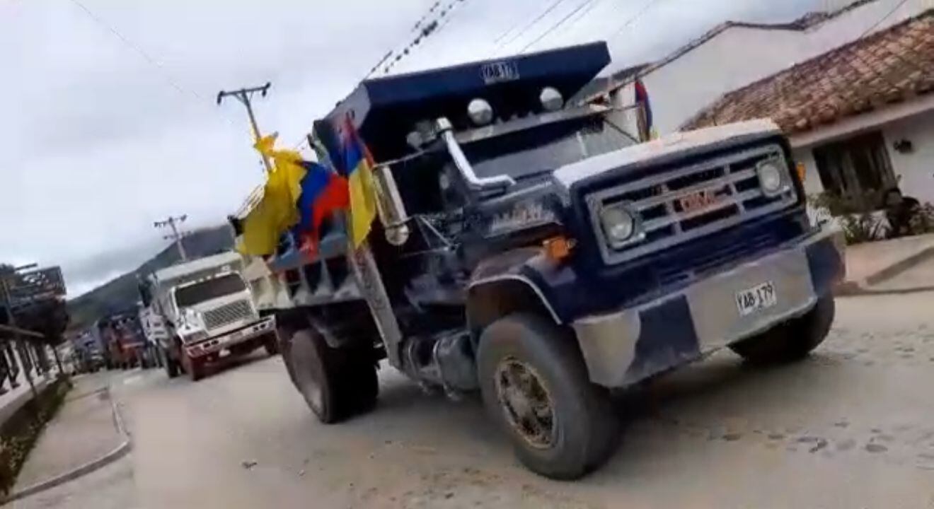 Paro de transportadores en Hacarí por incumplimientos del gobierno. / Foto: Cortesía.