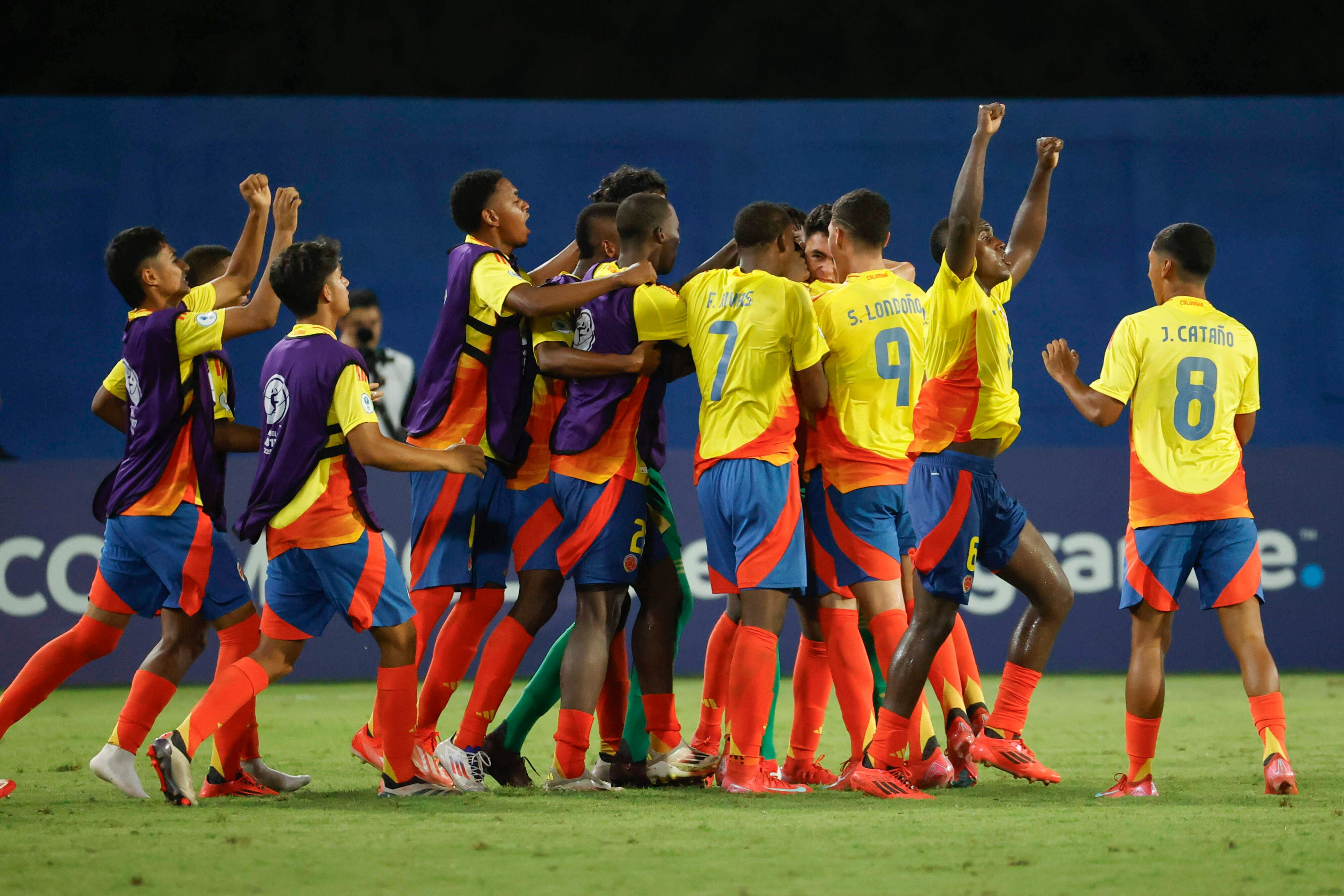 AME3706. MONTERÍA (COLOMBIA), 29/03/2025.- Jugadores de Colombia celebran un gol este sábado, en un partido de fase de grupos del Campeonato Sudamericano Sub-17 entre las selecciones de Perú y Colombia en el estadio Jaraguay de Montería (Colombia). EFE/ Mauricio Dueñas Castañeda