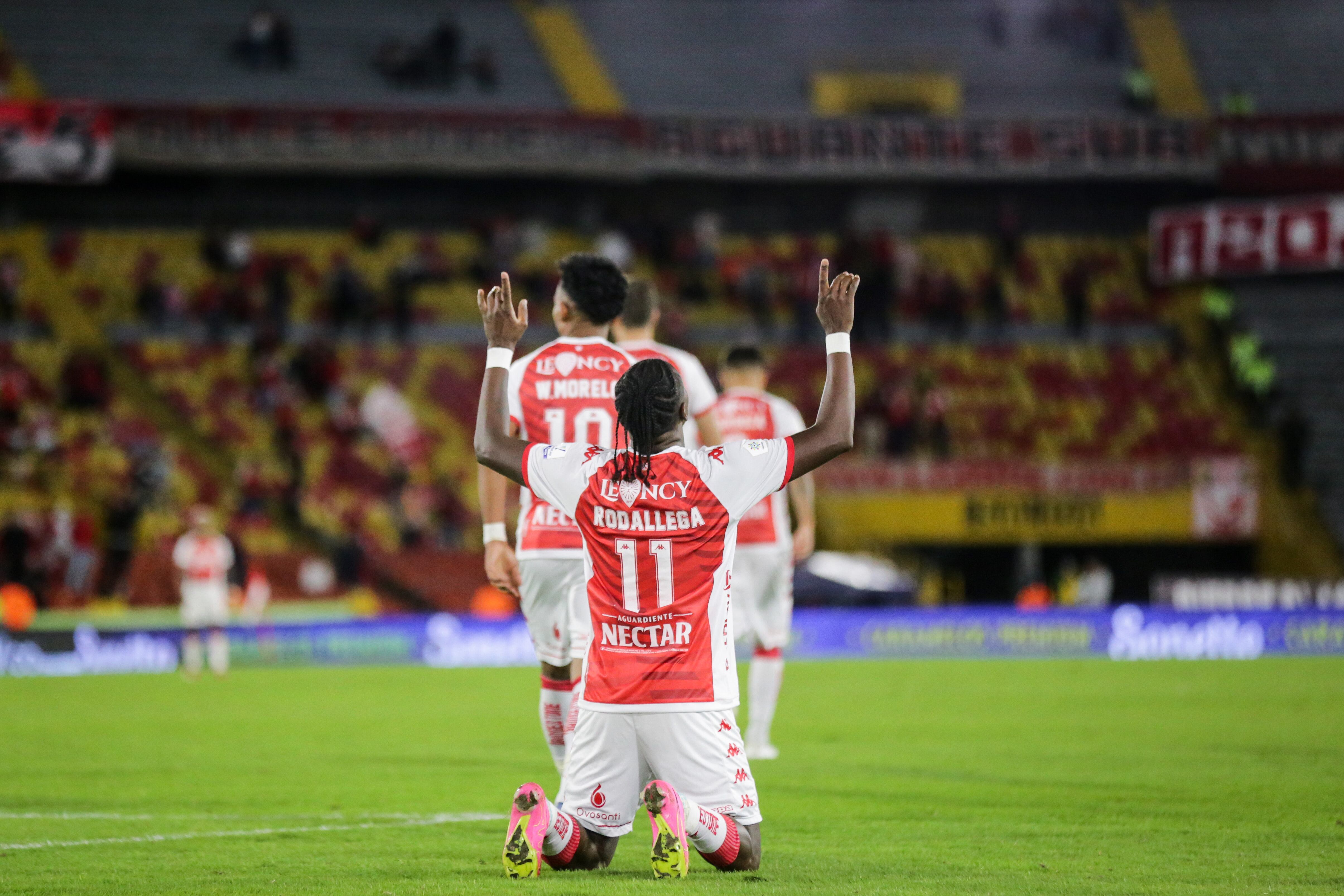 Hugo Rodallega festeja su gol con Santa Fe en la goleada ante el Huila. (Colprensa-Mariano Vimos)