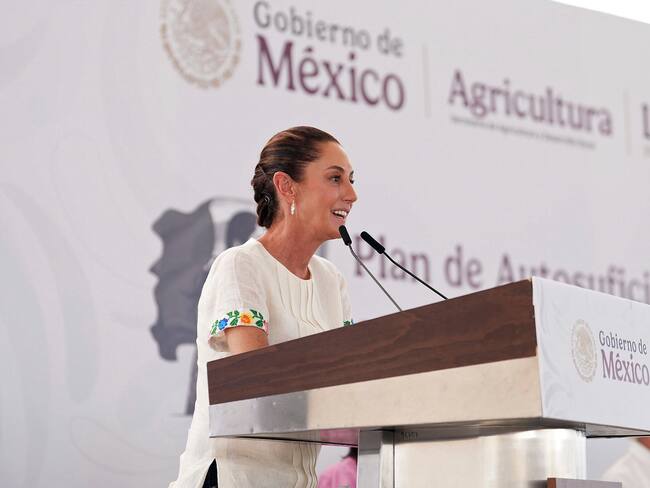 MEX1131. CAMPECHE (MÉXICO),27/04/2025.- Fotografía cedida por la presidencia de México de la mandataria mexicana, Claudia Sheinbaum, durante su participación en una gira de trabajo este domingo, por el estado de Campeche (México). Sheinbaum expresó a los políticos de Estados Unidos que "México no es piñata de nadie" y que se "dediquen" a sus "problemas", tras una ola de críticas que ella vincula a las elecciones intermedias estadounidenses del próximo año. EFE/ Presidencia de México /SOLO USO EDITORIAL/NO VENTAS/SOLO DISPONIBLE PARA ILUSTRAR LA NOTICIA QUE ACOMPAÑA (CRÉDITO OBLIGATORIO)