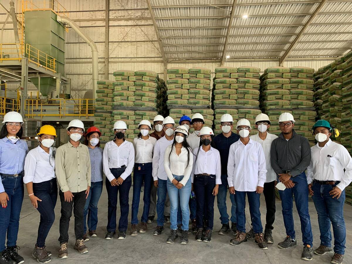 Estudiantes de Ingeniería Química de la USB conocieron instalaciones de Cemento País