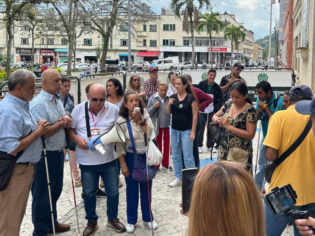 ¿Por qué protestaron en la Alcaldía de Ibagué un grupo de personas con discapacidad visual?