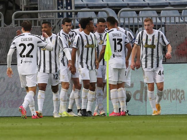 Cuadrado y los demás jugadores de la Juventus festejan junto a Cristiano uno de los goles de la Juventus.