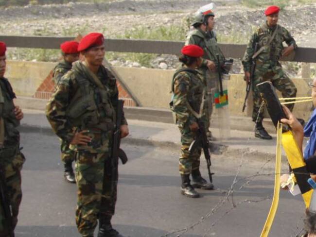 Llegada de militares venezolanos a la frontera coloca en alerta a la población