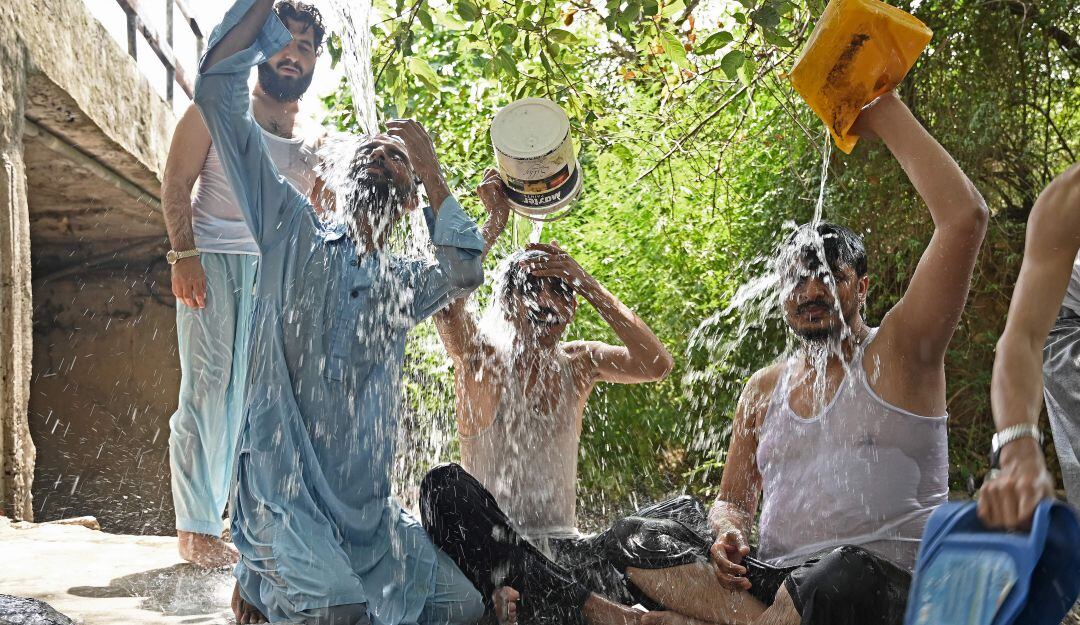 Los pakistaníes han recurrido a utilizar baldes de agua a las afueras de sus casas, bajo la sombra, para enfrentar el aumento de temperatura.