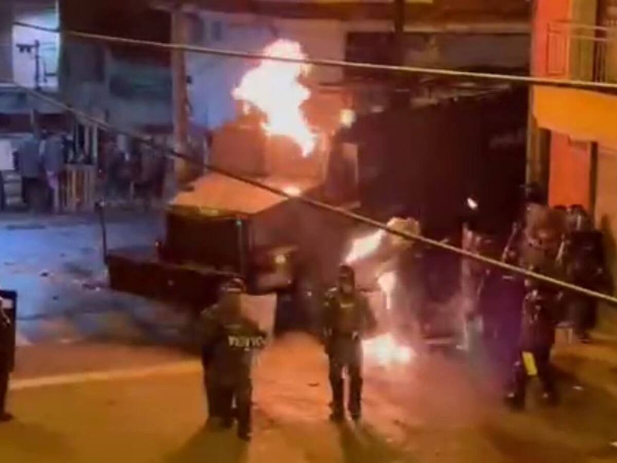 50 millones de recompensa por quien lanzó una molotov a policía en Caldas
