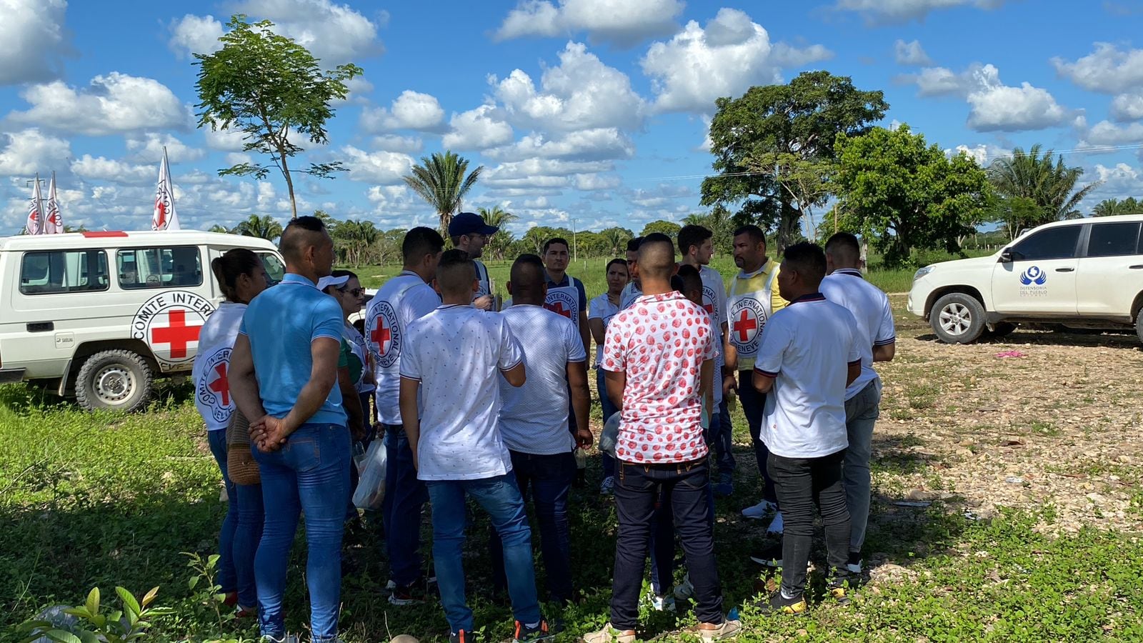 Disidencias FARC liberando a 8 miembros del ELN en Arauca. Cortesía.