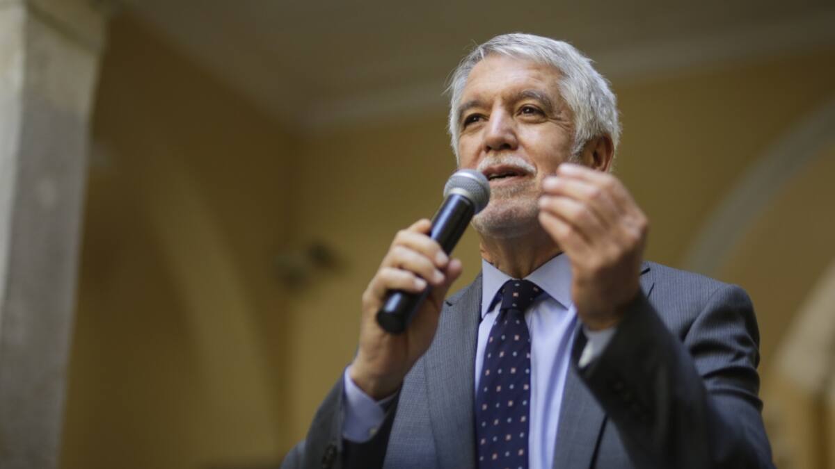 Peñalosa se defiende: El tranvía cuesta más y hace menos que TransMilenio