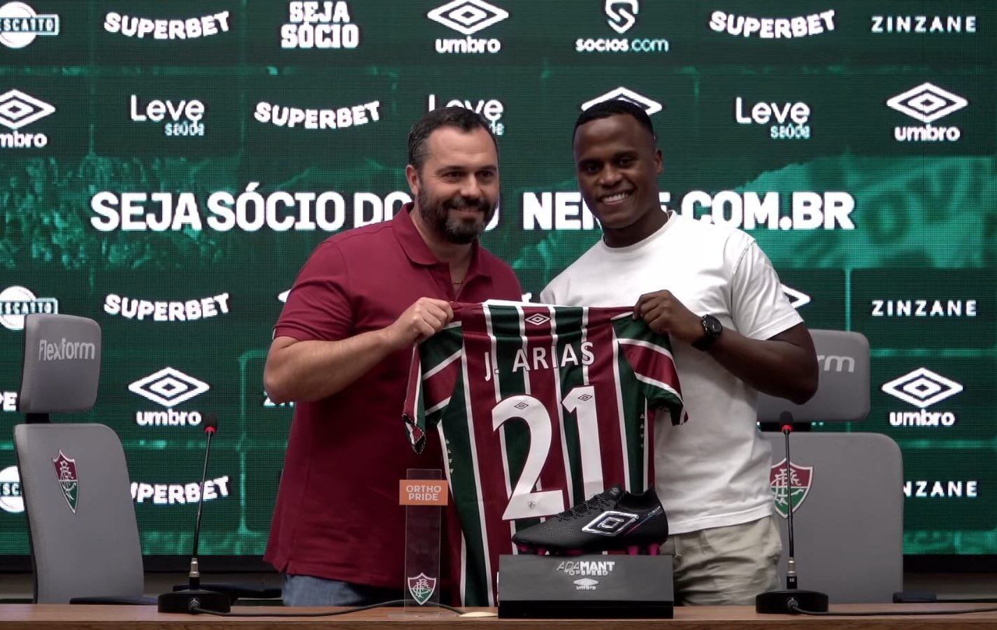 Jhon Arias posa junto al presidente del Fluminense / Twitter: @FluminenseFC.