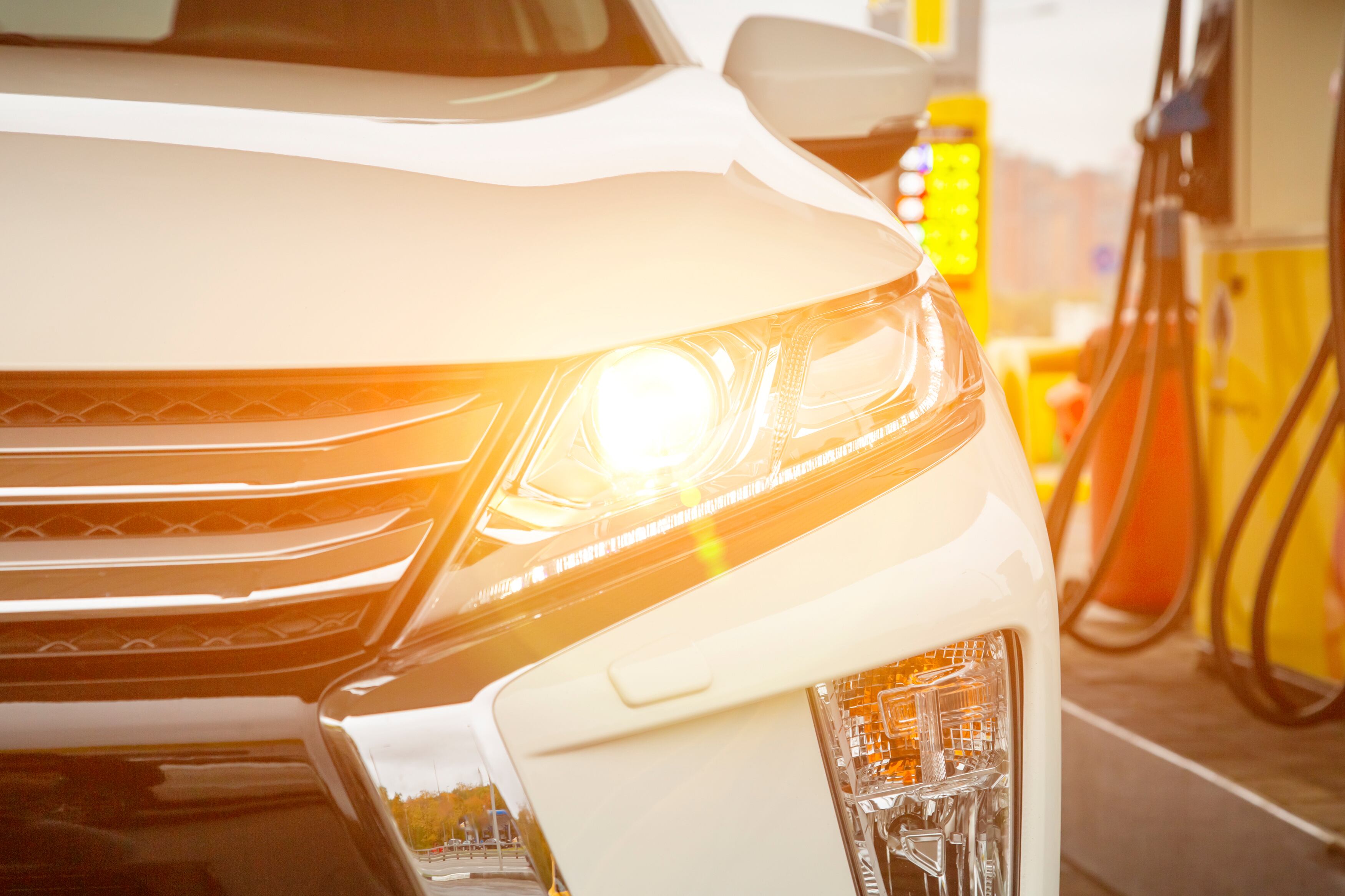 Carro en una gasolinera con la luz delantera encendida. (Foto: Getty Images)