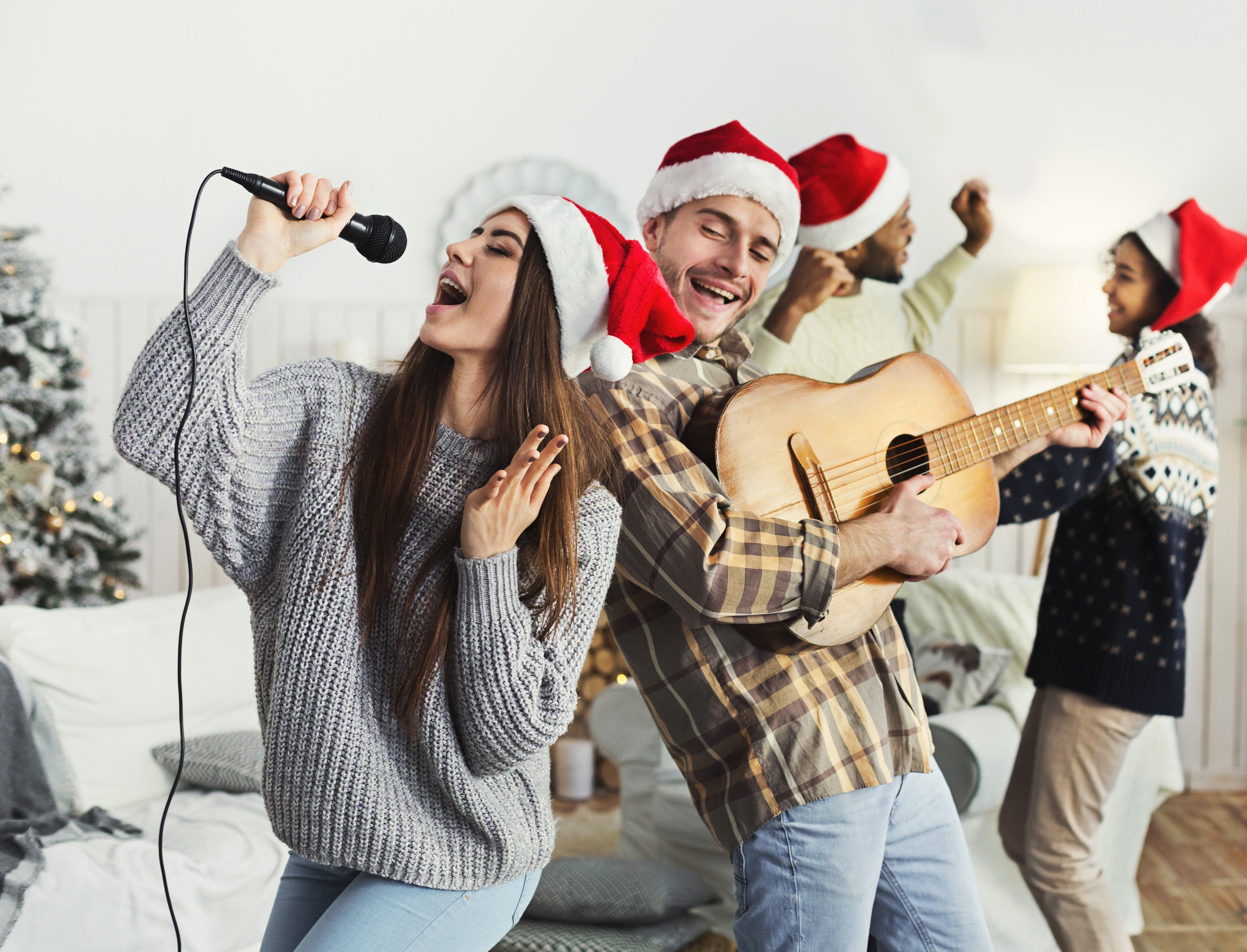Personas cantando y divirtiéndose durante la época navdeña (Foto vía Getty Images)