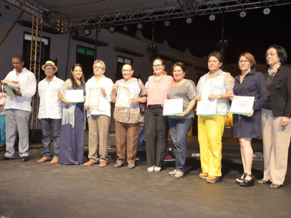 Rinden homenaje a los docentes en Cartagena