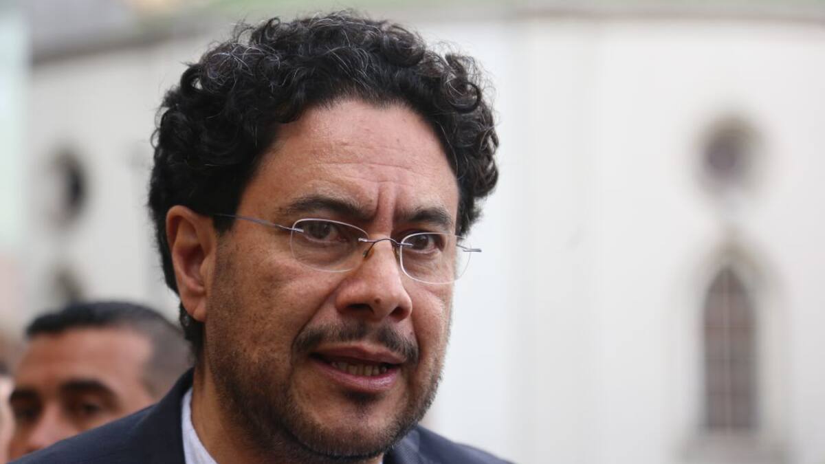 Pediremos que MinDefensa abandone su cargo: Iván Cepeda