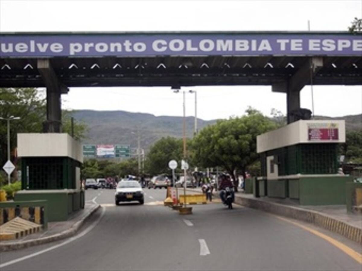 Gobierno venezolano oficializa cierre de frontera con Colombia