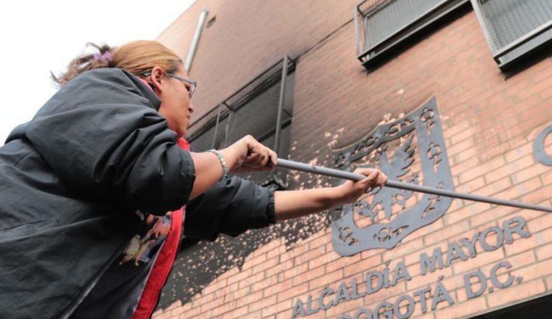 Padres de familia recuperando el colegio Nuevo Chile 