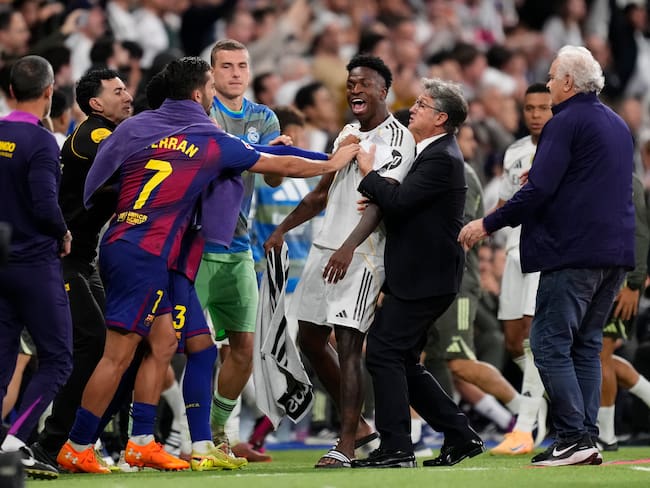 Vinícius Júnior, jugador del Real Madrid discutiendo con Ferran Torres, jugador de Barcelona en el clásico de la Liga Española / Getty Images