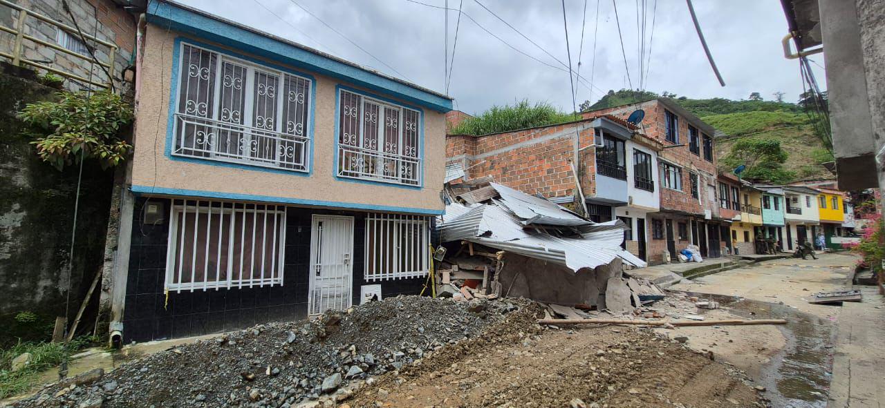 Vivienda colapsada en Chinchiná tras deslizamiento de tierra.