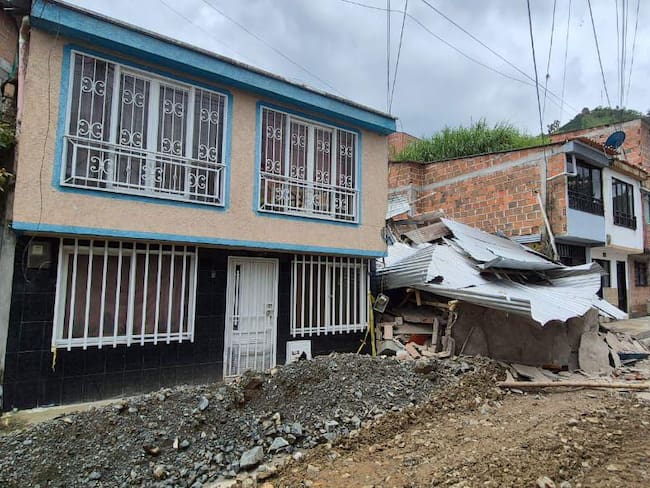 Vivienda colapsada en Chinchiná tras deslizamiento de tierra.