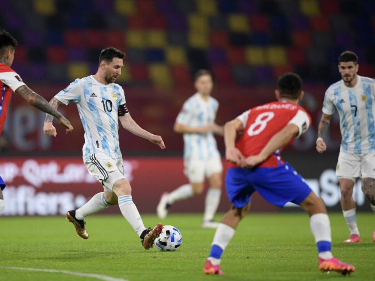 Claudio Bravo evitó la derrota de Chile ante Argentina en Eliminatorias