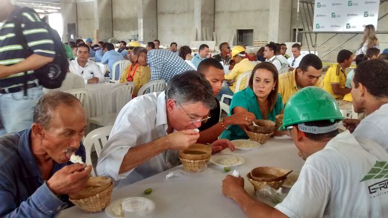 El Ministro de Hacienda, Mauricio Cárdenas, almorzando con los obreros, que construyen el centro de evento. Lo acompaña la Directora del DPS, Tatiana Orozco
