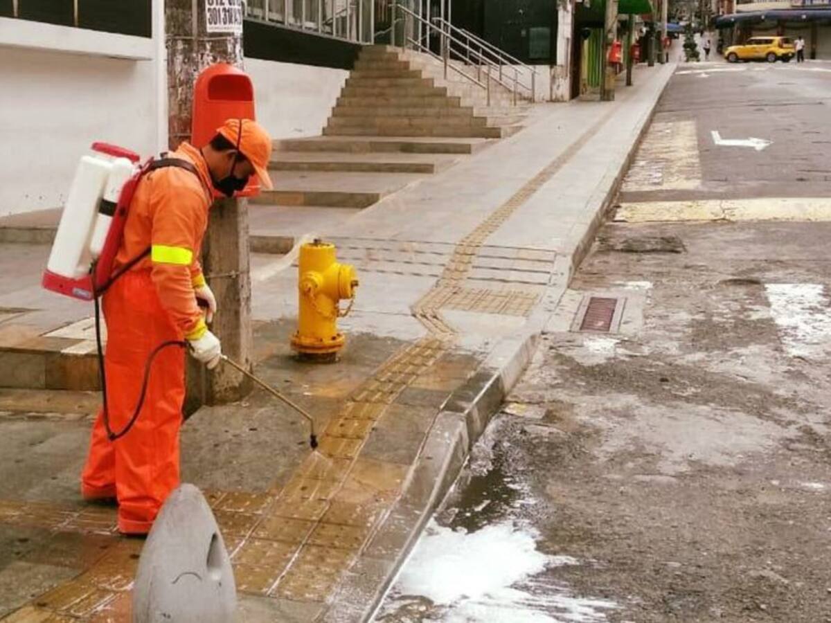 En Barbosa comienzan campaña para desinfectar parques y edificios