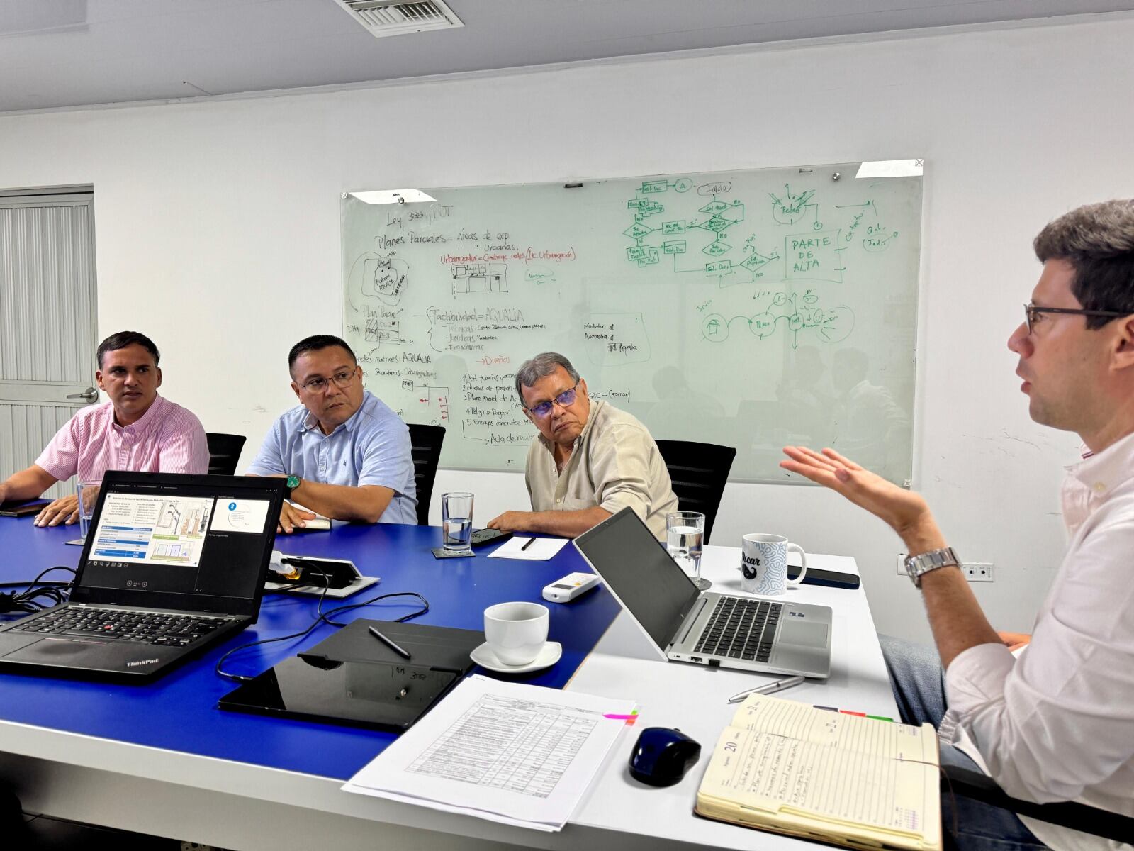 El gerente de Aqualia en Córdoba, Óscar Gómez Duque; el jefe de Obras de Latinoamérica, Jorge Aranda; el secretario de Planeación Municipal, David González, y el gerente de ERAS, Alfredo Daniel Hoyos.