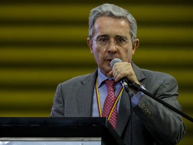 Uribe sugiere suspender diálogos de paz por muerte de policías