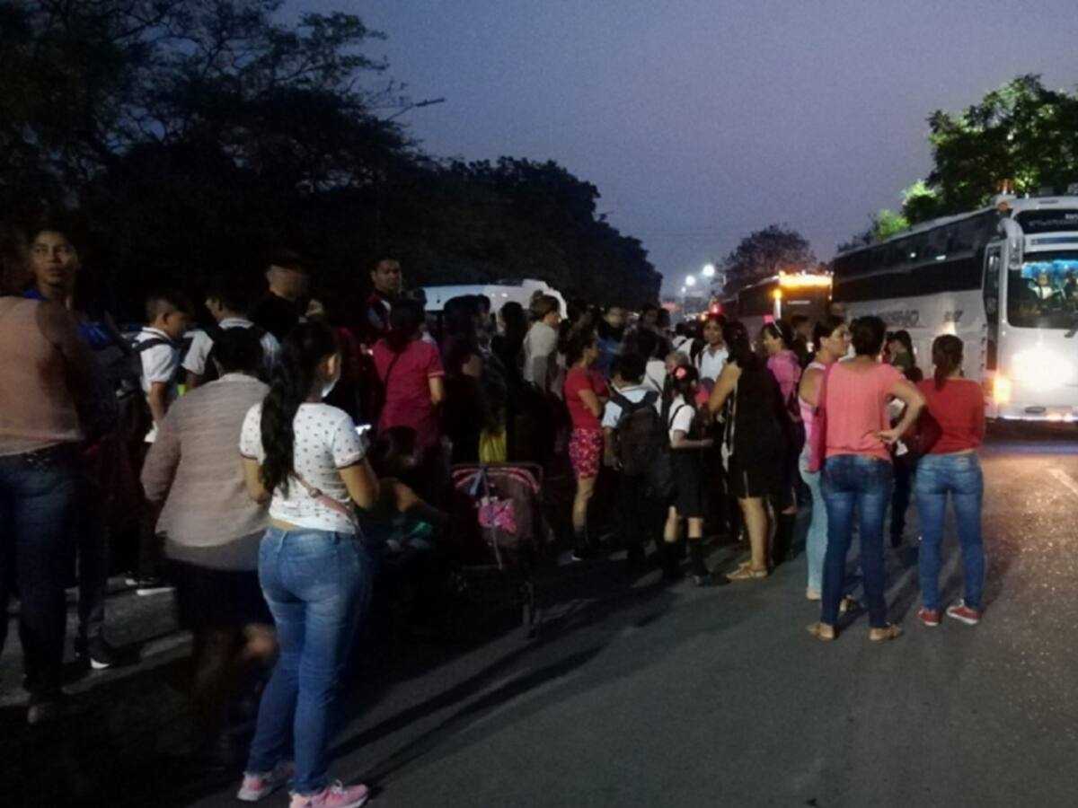 Padres de familia reclaman respuesta por dificultades en el transporte