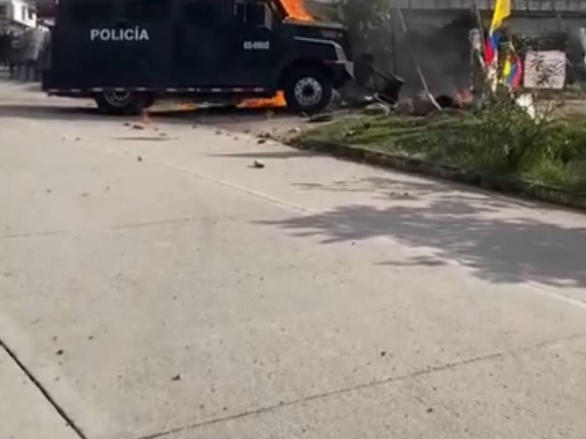 Desalojo terminó en disturbios y dejó un policía herido en La Argentina, Huila