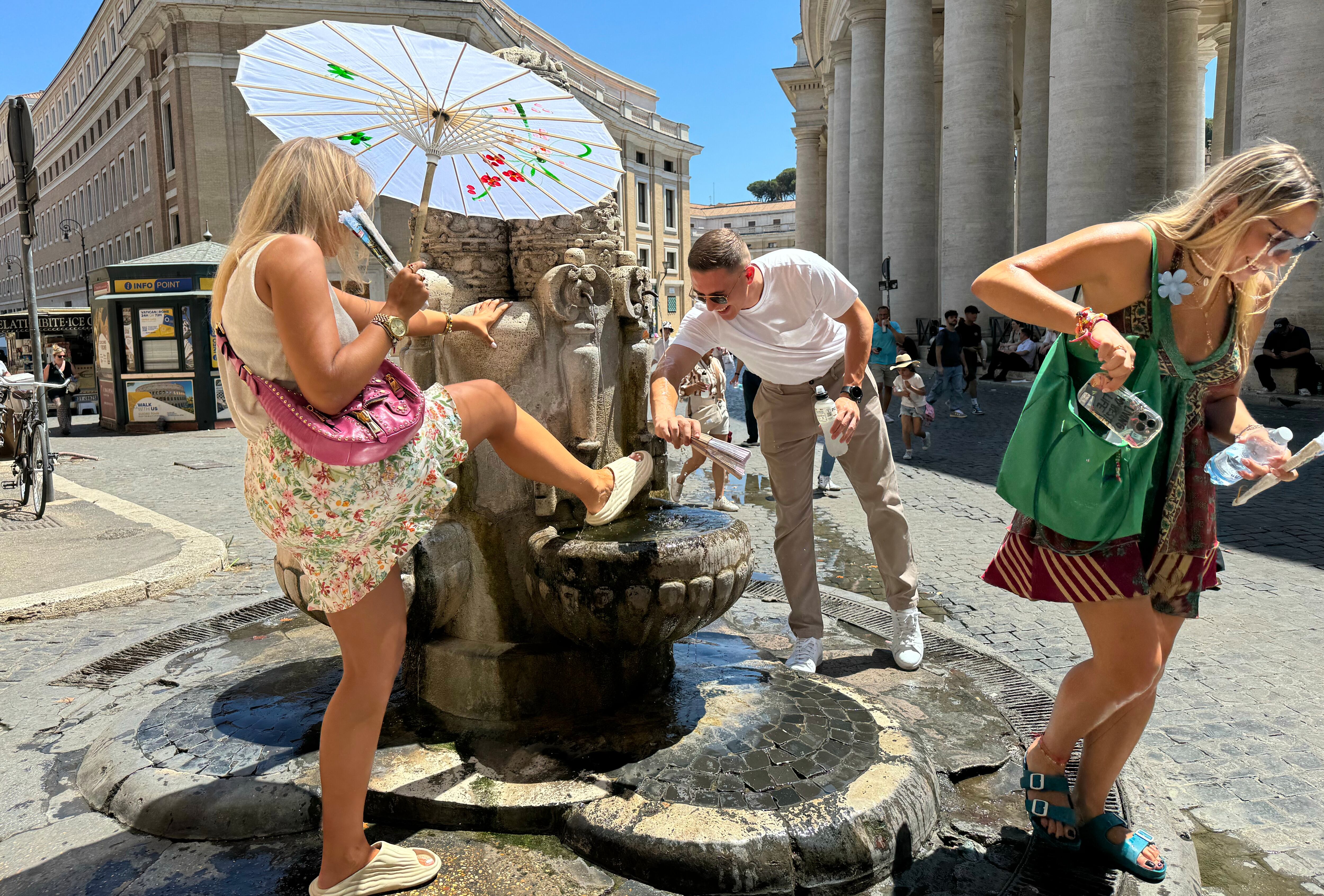 ROMA, 17/07/2024.- La fuerte ola de calor que sufre Italia desde hace días, que ya ha causado tres muertes, se está intensificando en las últimas horas y se esperan picos de más de 40 grados en el centro y sur de la península así como en las islas, las zonas más afectadas por las elevadas temperaturas. El anticiclón norteafricano no da tregua y persistirá en el país hasta finales de semana, especialmente en las áreas del centro-sur y en las islas donde las temperaturas este martes alcanzarán máximas mayoritariamente entre 33 y 40 grados, según los datos del sitio meteo.it. EFE/ Daniel Cáceres