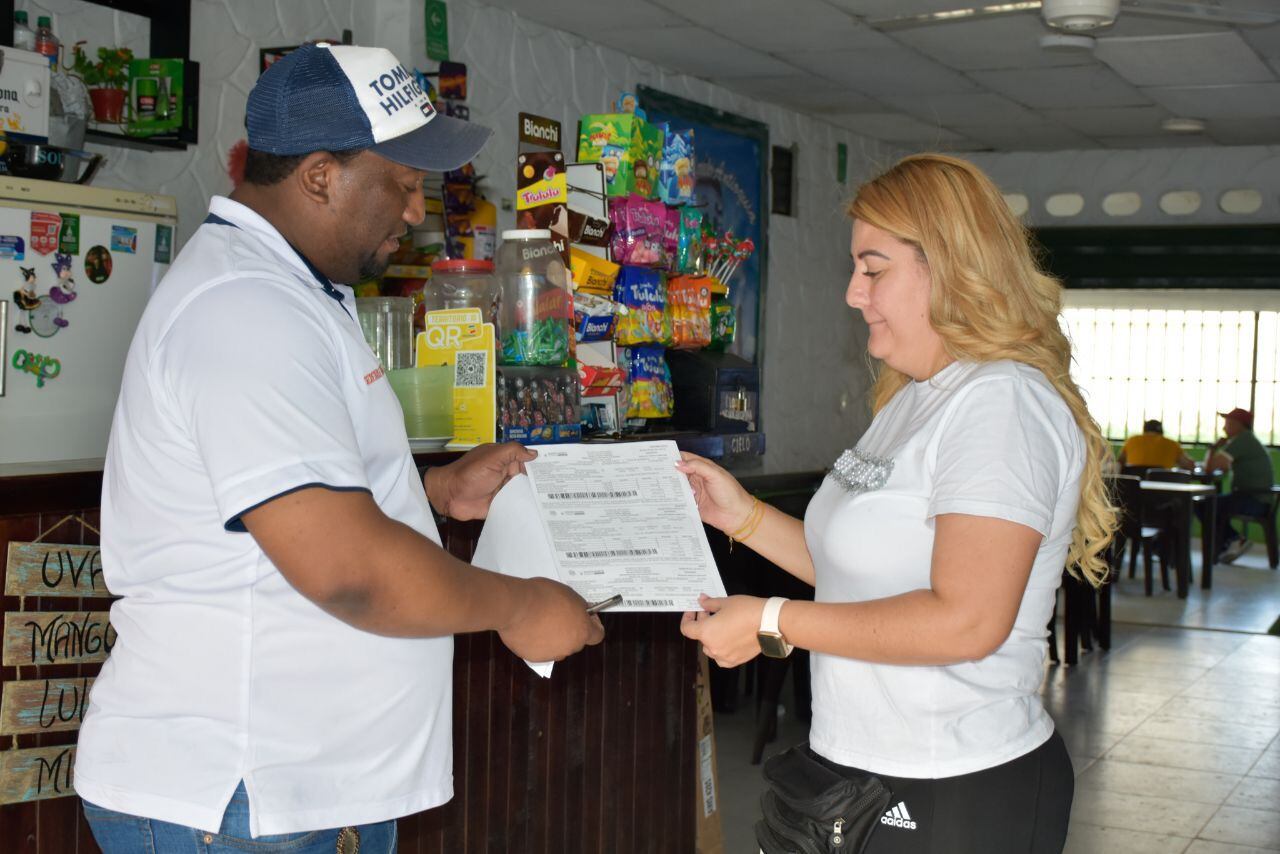 Entrega de facturas a contribuyentes . Secretaría de Hacienda Santa Marta