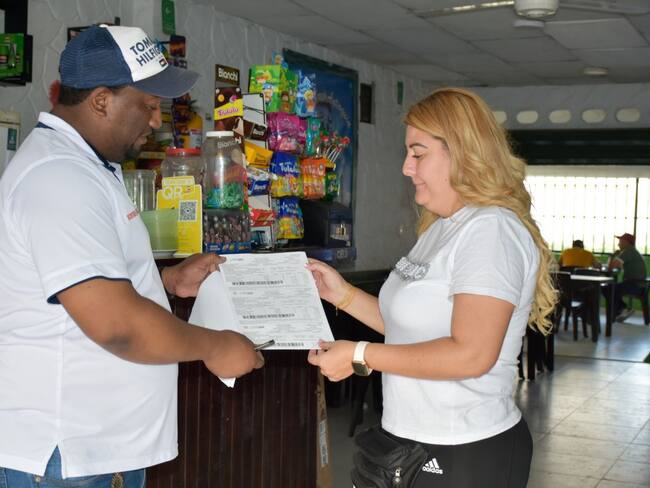 Entrega de facturas a contribuyentes . Secretaría de Hacienda Santa Marta