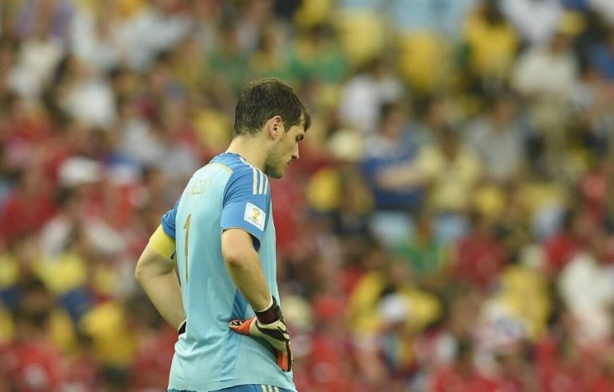 El actual campeón se despidió prematuramente de Brasil tras caer 2-0 ante Chile con goles Vargas y Aranguiz.