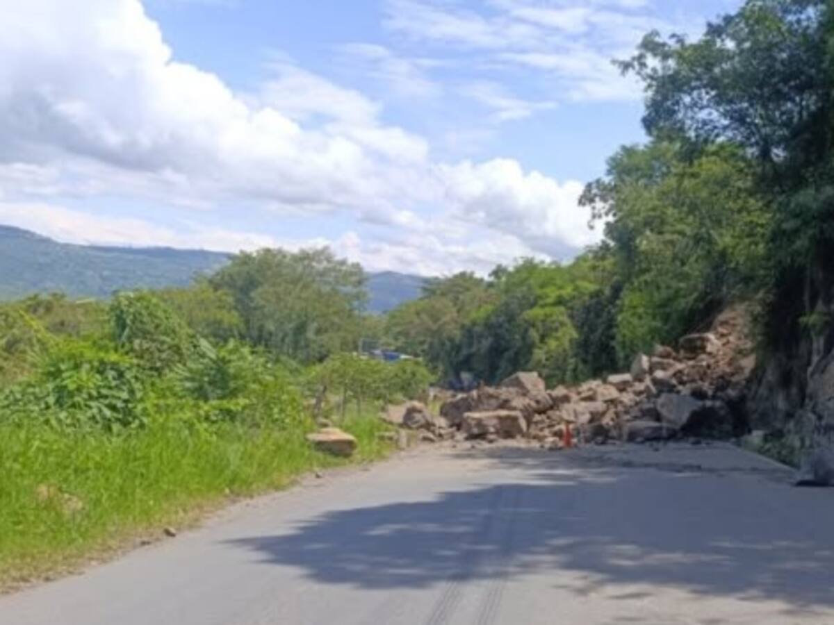 Sin paso en la vía nacional Bogotá - Bucaramanga por derrumbe de rocas de gran magnitud en Santander