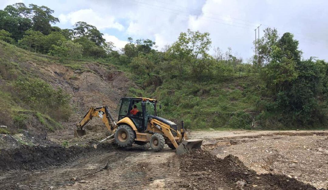 La maquinaria de la Secretaría de Infraestructura adelanta labores de limpieza y remoción de derrumbes en el kilómetro 5+200 de la vía Prado-Dolores-Alpujarra. 