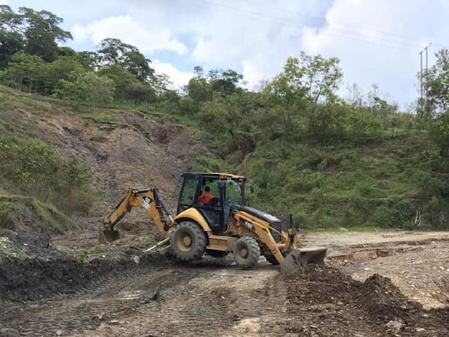 La maquinaria de la Secretaría de Infraestructura adelanta labores de limpieza y remoción de derrumbes en el kilómetro 5+200 de la vía Prado-Dolores-Alpujarra.