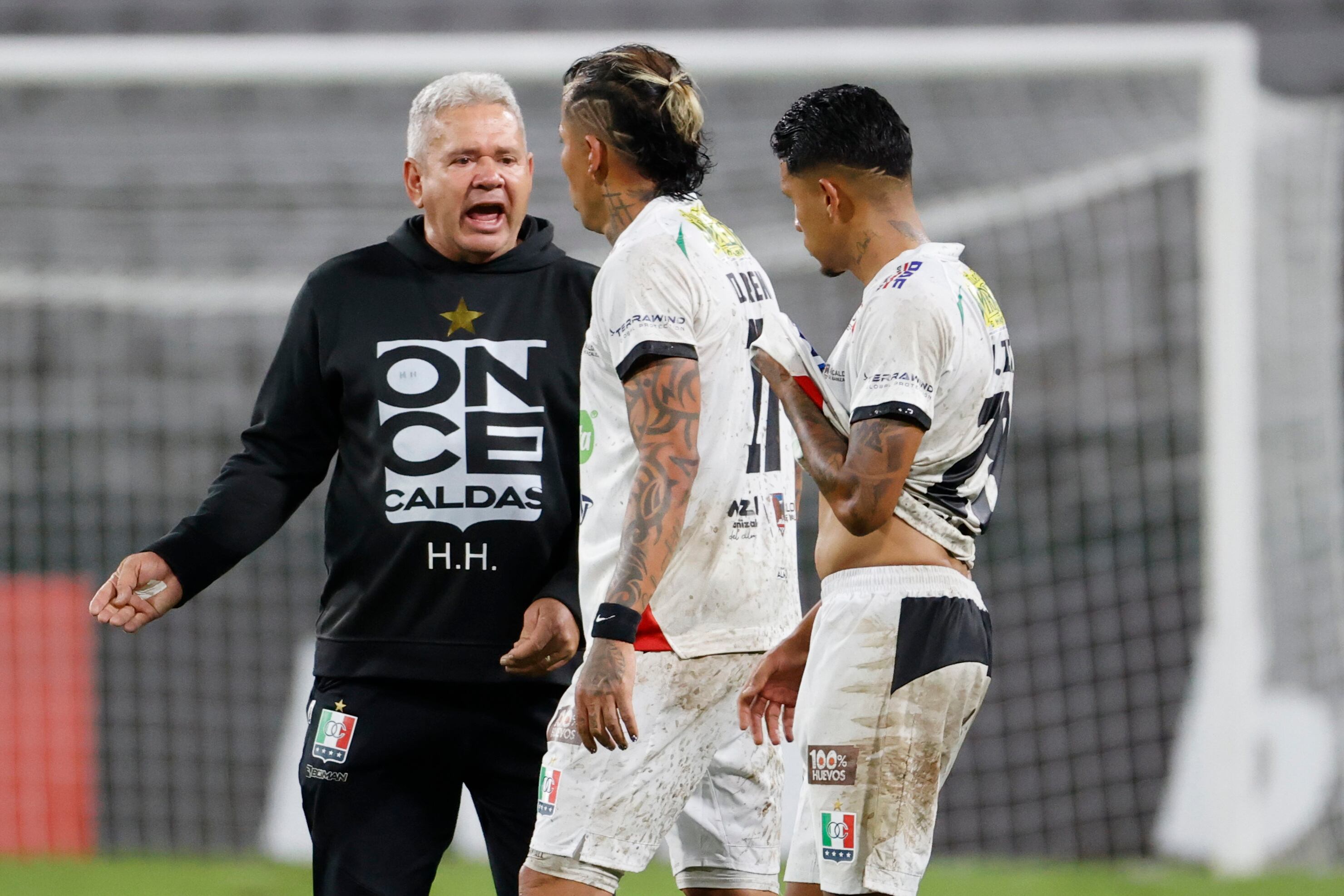 AMDEP6098. MANIZALES (COLOMBIA), 07/05/2025.- El entrenador de Once Caldas Hernán Darío Herrera (i) reacciona frente a Dayro Moreno (c) al final de un partido este miércoles, de la fase de grupos de la Copa Sudamericana entre Once Caldas y  Unión Española en el estadio Palogrande en Manizales (Colombia). EFE/ Mauricio Dueñas Castañeda