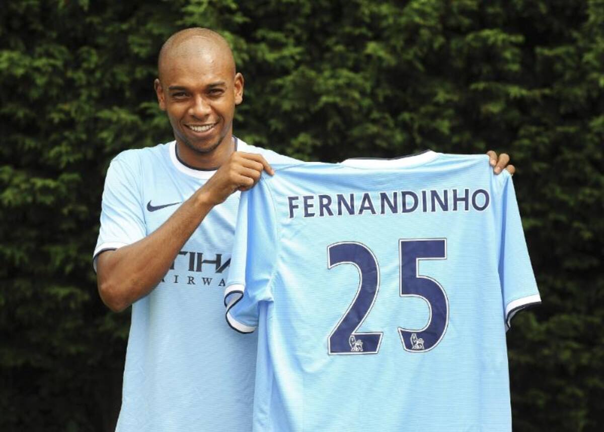 Fernandinho posa como nuevo jugador del los 'citizens'.