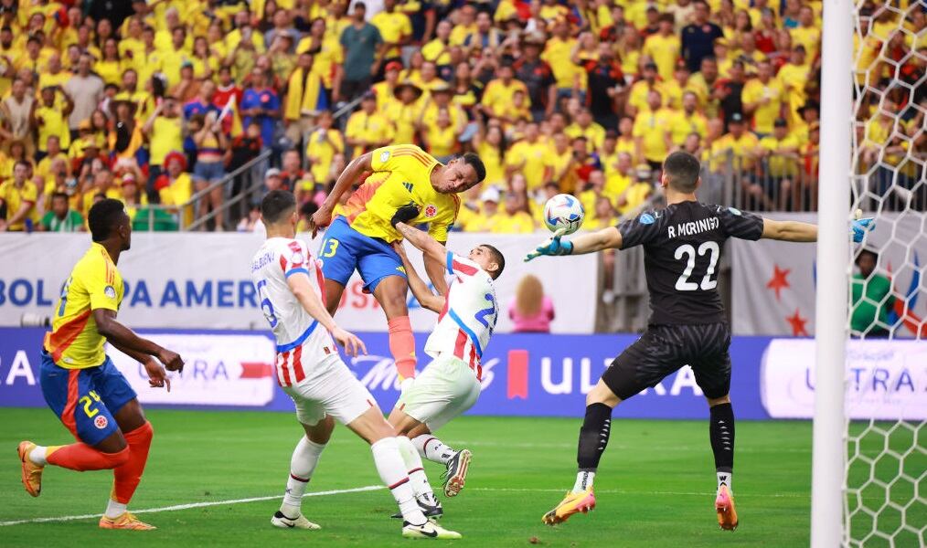 Yerry Mina en el duelo con Gustavo Velásquez / Getty Images