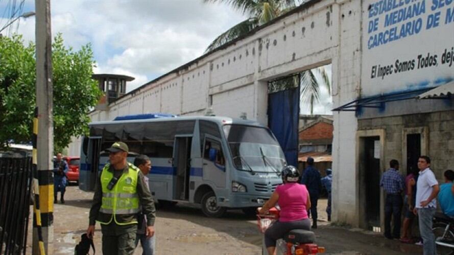 Guardianes del Inpec en Montería completan 48 horas en paro. Foto: La Wcon Julio Sánchez Cristo
