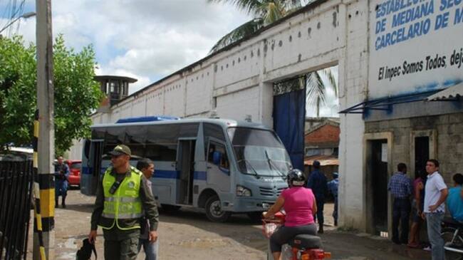 Guardianes del Inpec en Montería completan 48 horas en paro. Foto: La Wcon Julio Sánchez Cristo