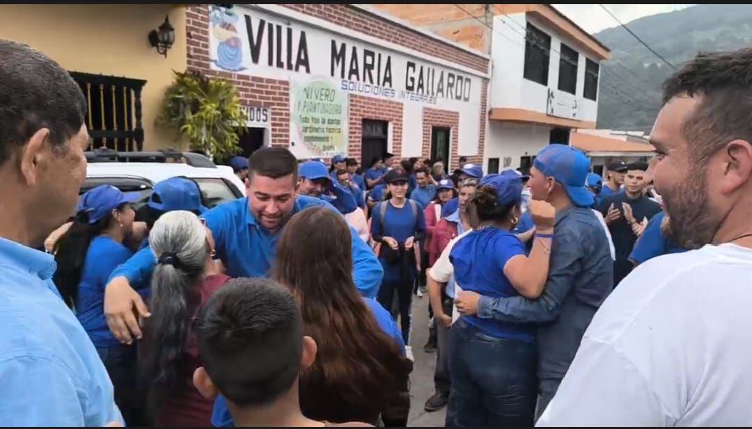 José Alberto Miranda celebra con sus votantes después de conocerse los resultados / Foto: Redes sociales
