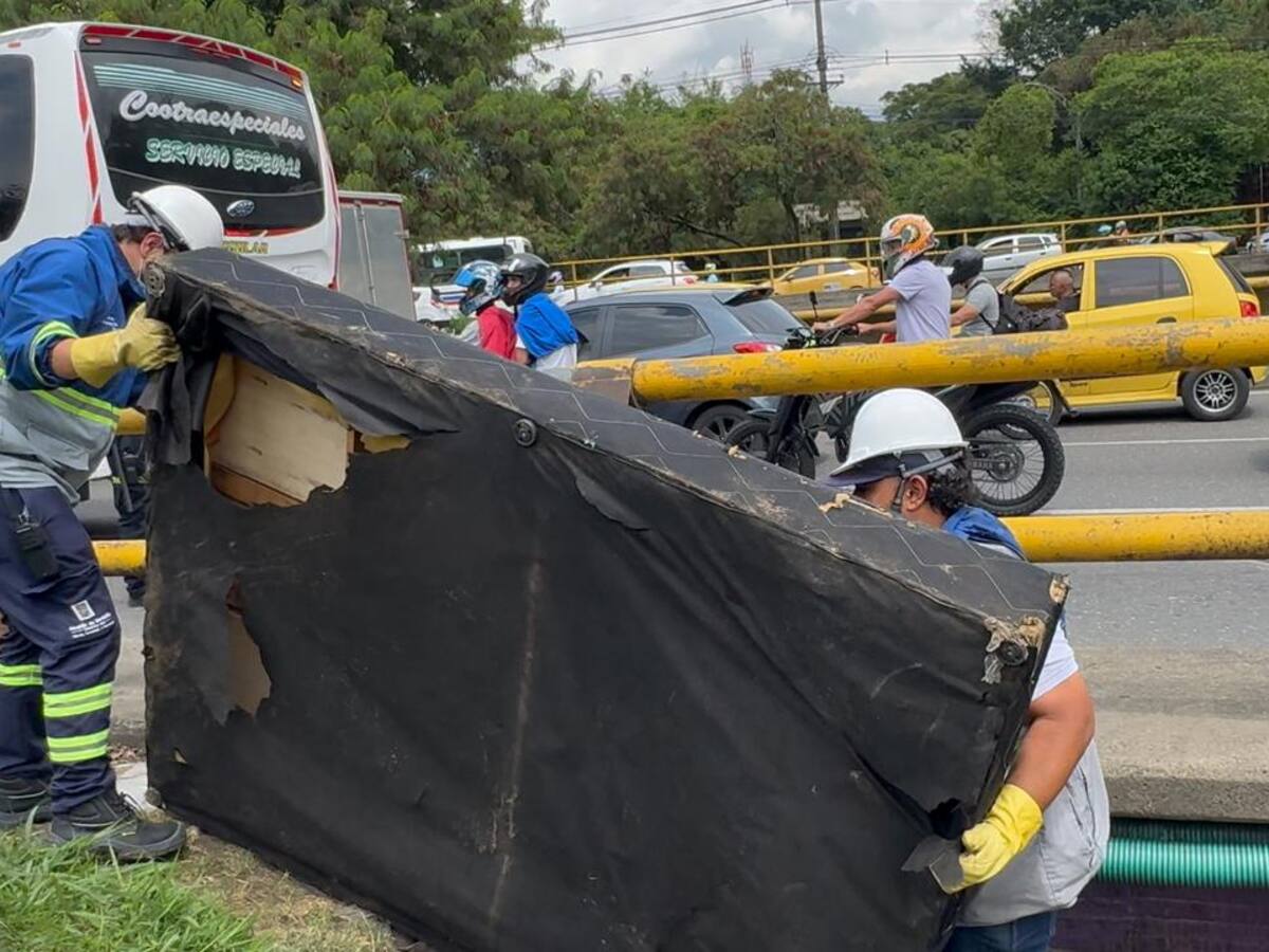 Medellín desmontó más de 13.000 cambuches en 2025 en operativos de recuperación del espacio público