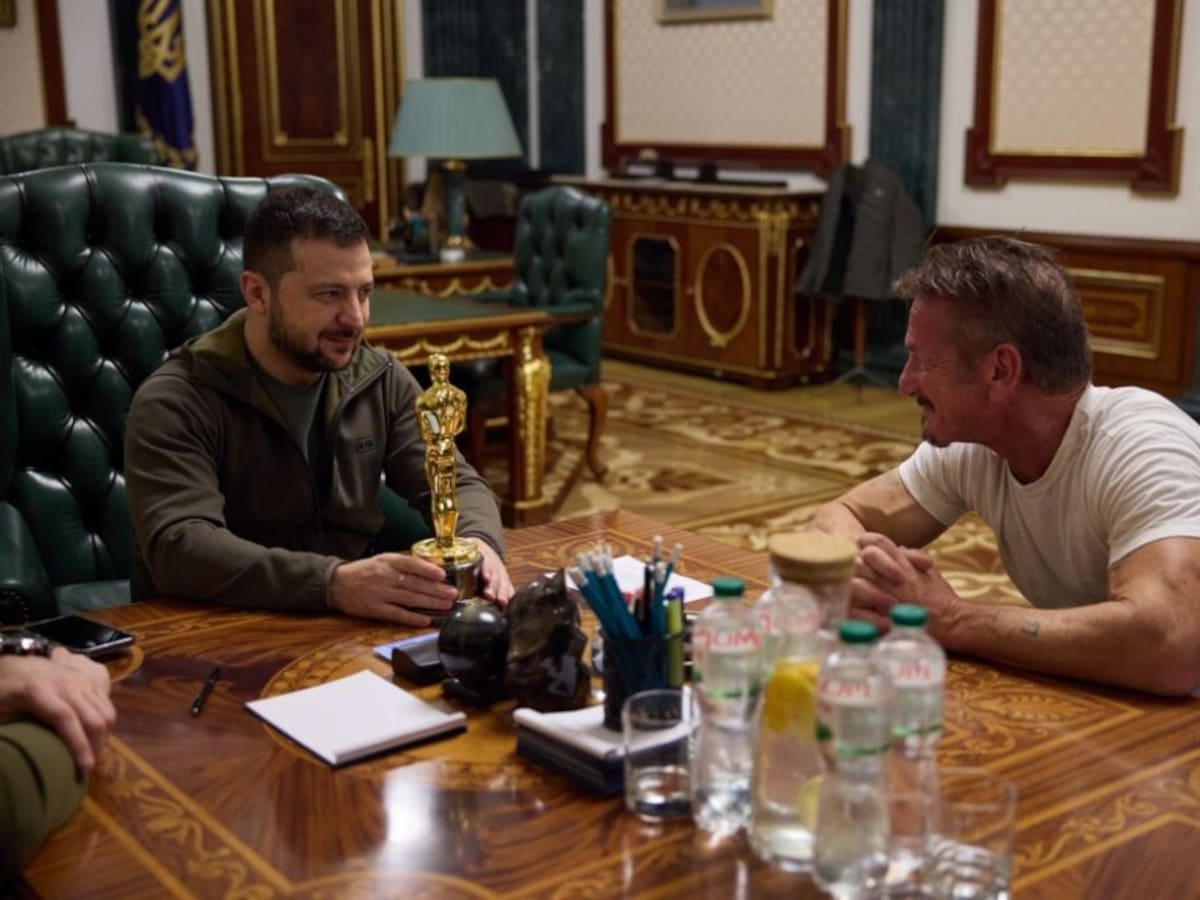 El actor Sean Penn recibe un Oscar simbólico en Ucrania tras no asistir a los premios de la Academia