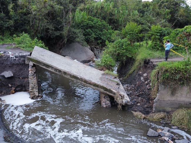 Colapso de puente tiene incomunicadas a 250 familias en Vélez