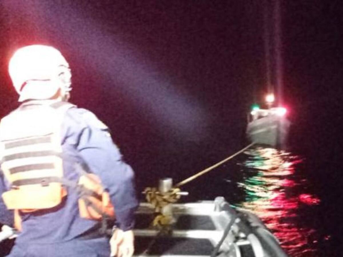 Rescatan a tres pescadores tras quedar a la deriva en el mar de Santa Marta