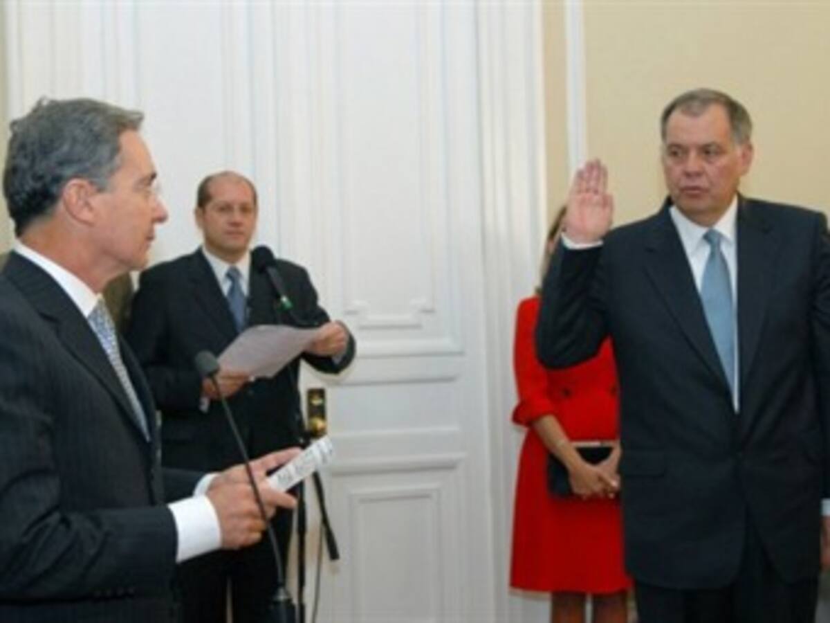 Congresistas critican a procurador por “defender al uribismo”