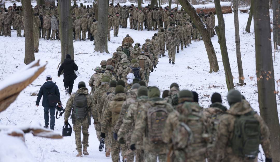 Civiles se preparan para ayudar en la defensa de Ucrania. Foto: Getty