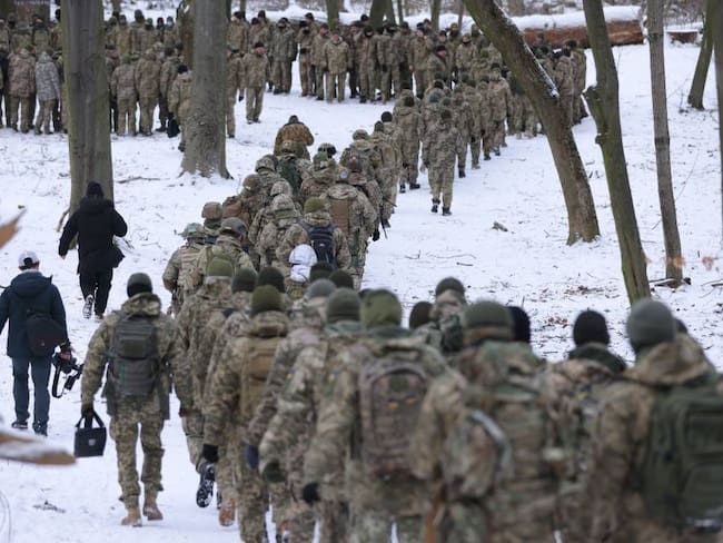 Civiles se preparan para ayudar en la defensa de Ucrania. Foto: Getty